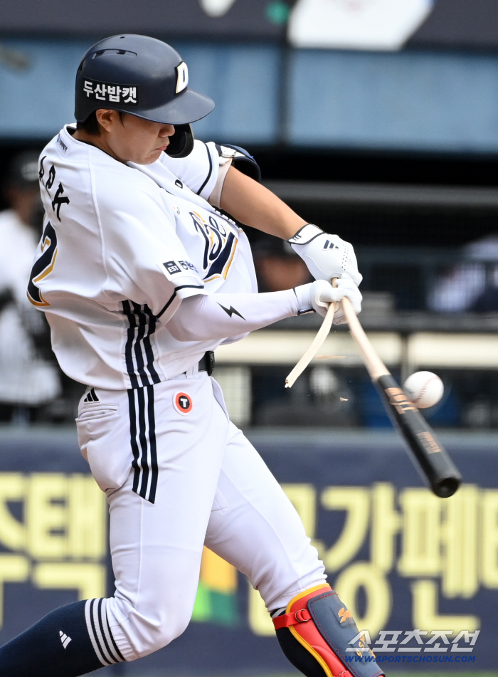  Park Jun-soon's bat breaks by Park Se-woong's pitch