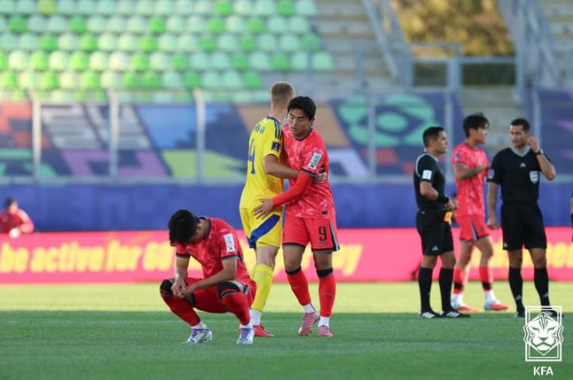 Two runs in 16 minutes  Kim Myung-joon's comeback goal Lee Chang-won-ho cried to Ukraine in the first round of the U20 World Cup with 12 losses