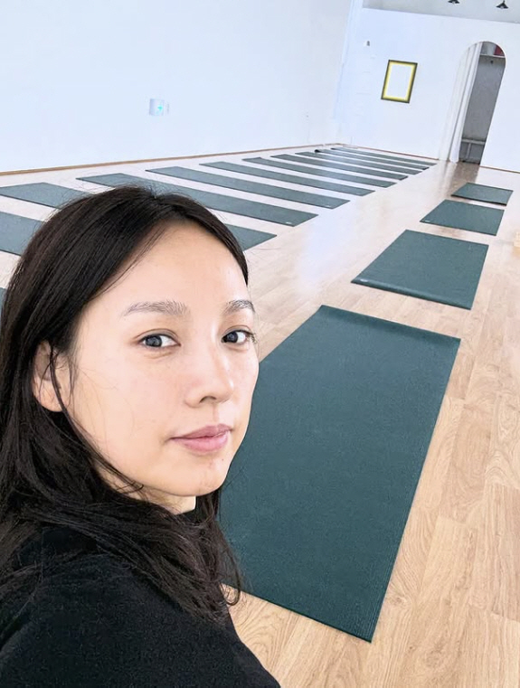 I thought it would be scary, but it's cute...Lee Hyo-ri, the yoga director who takes pictures of students with a wide-open pose. 
