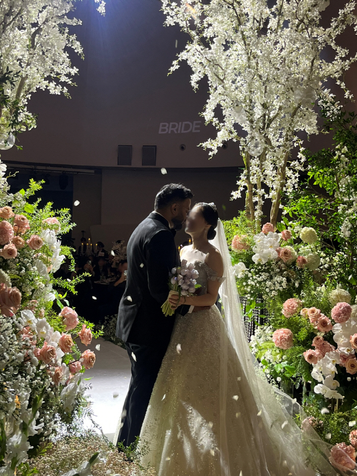 India's Lucky Marries A Bride Who Was a Flight Attendant. All the members of the abnormal meeting were dispatched