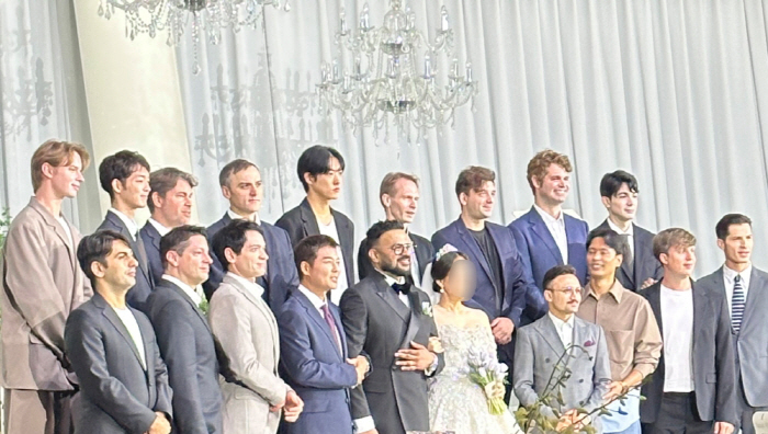 India's Lucky Marries A Bride Who Was a Flight Attendant. All the members of the abnormal meeting were dispatched