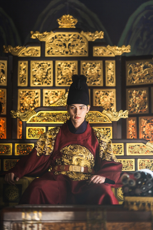 Lee Chae-min Wins Global Praise with Standout Performance in 'Bon Appetit, Your Majesty'