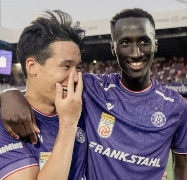 Lee Tae-seok, fullback of Korea University, and Binderbier's debut goal on the European stage!I'm happy to score a goal in the big derby