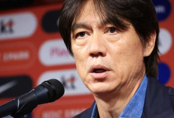  Coach Hong Myung-bo is planning to experiment with three-back against Brazil. Son Heung-min is playing the role of captain