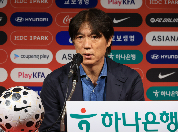  Coach Hong Myung-bo is planning to experiment with three-back against Brazil. Son Heung-min is playing the role of captain