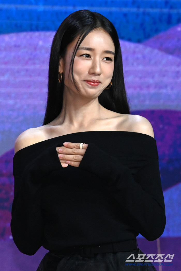  Eunjin's thin shoulder line
