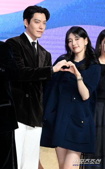  Kim Woo Bin, Suzy, make a heart