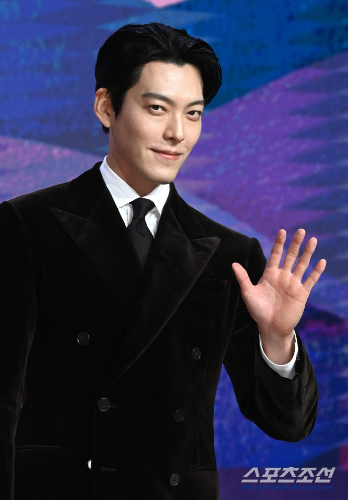  Kim Woo-bin's eyes and hand greeting