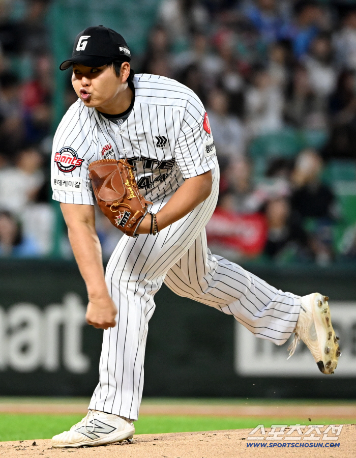  Lotte starter Park Jin's hard throw