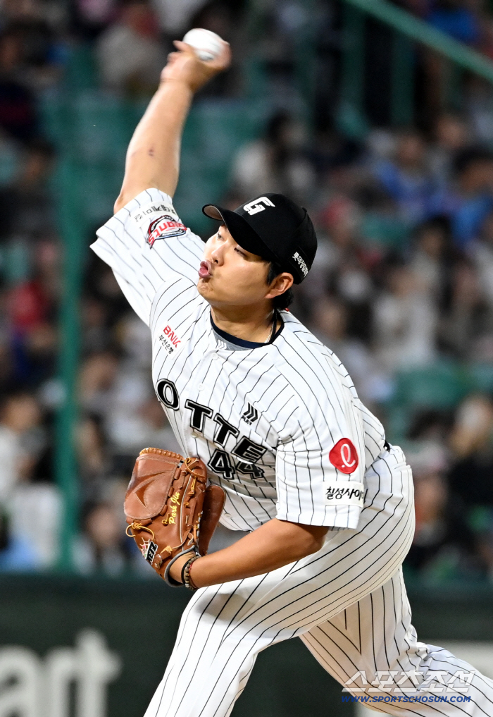  Lotte starter Park Jin's hard throw