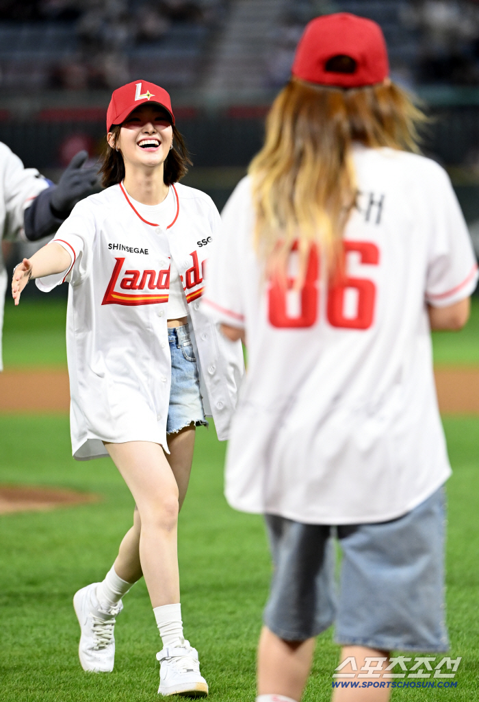  Queen's Eye Seo Bin Eun Chae, nervous first pitch