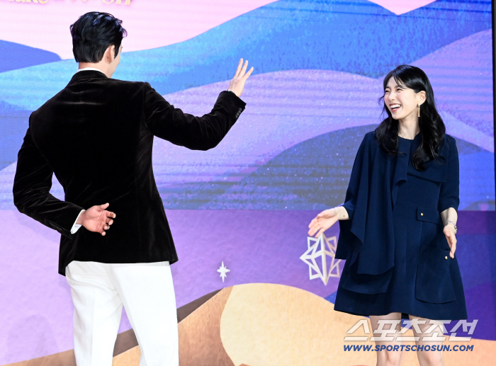  Suzy burst out laughing at Kim Woo-bin's hand gestures