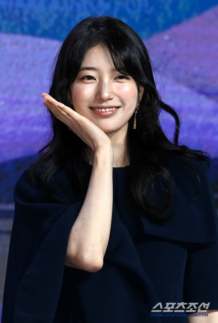  Suzy, wink and smile