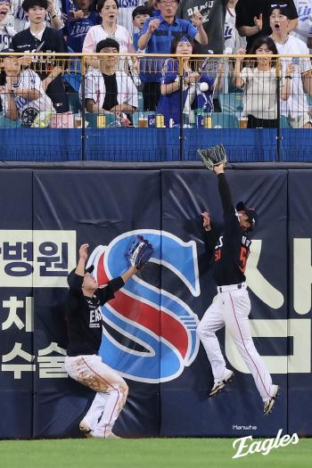 Three out of six are Hanwha! This is why I have to go wild...This time, I caught the ball jump at the top of the fence