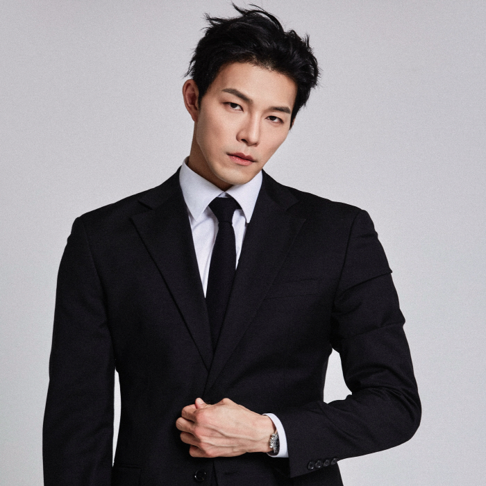 Assault, gambling, drunk driving...Doyu Transformed Director of Troubles in 'First Lady'