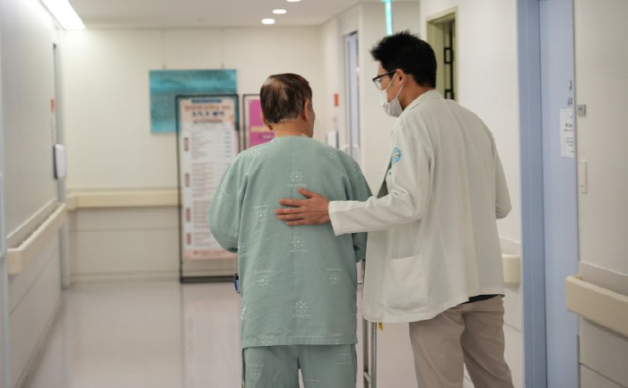 Barunseang Hospital succeeded in artificial joint surgery on a 96-year-old patient's knee...systematic cooperation, etc. important