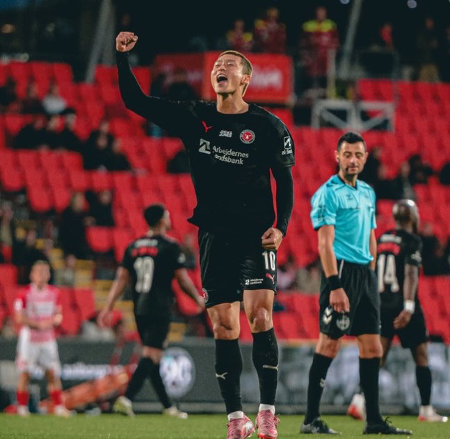 Cho Kyu-sung looks like he's returning to the national team. Fantastic bike kick! Three goals in the last four games have exploded, and Denmark's media praised players as valuable as gold