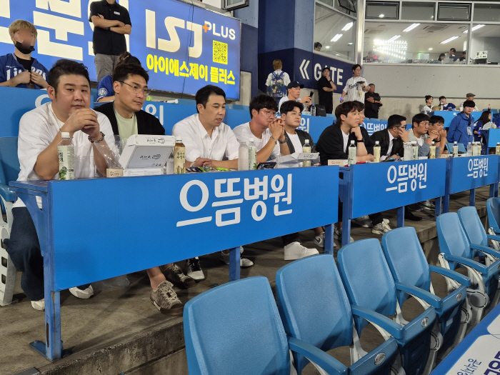 Congratulations, my friend! The golden generation born in 1982 reunited at Oh Seung-hwan's retirement ceremony, and one heart in Daegu 