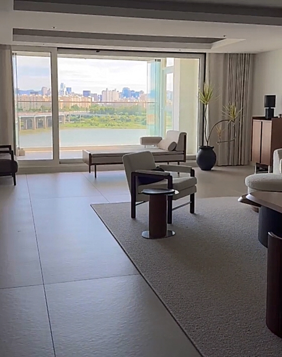 Financial Man ♥ Hyomin, gallery-like Han River View Luxury, fills it with an oriental feel