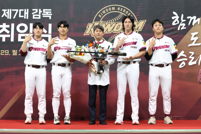 I don't know if it's a problem that fans of director Song Sung-moon, who was about to hurt his colleague, will criticize.