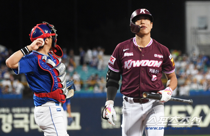 I don't know if it's a problem that fans of director Song Sung-moon, who was about to hurt his colleague, will criticize.