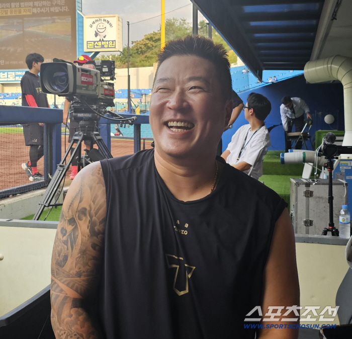 I'm not even the main character, so would I want to cry? Choi Hyung-woo, who made a reservation for the most senior player, is playing as a substitute for Oh Seung-hwan, who retired.