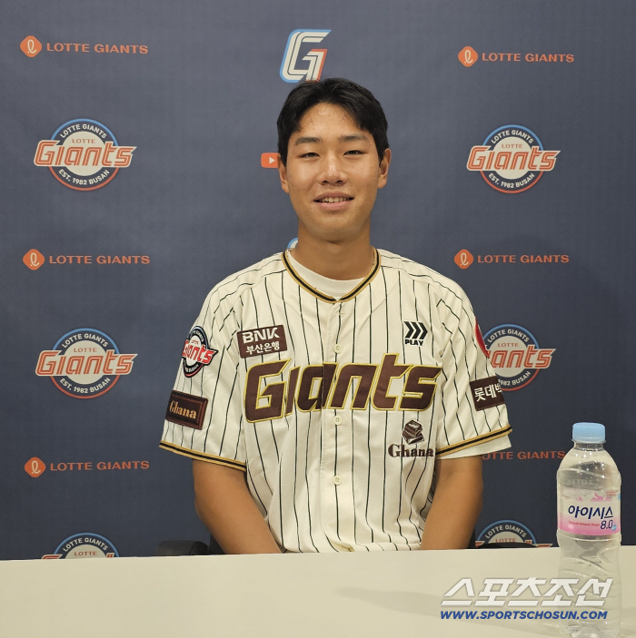 I'm a rookie at 1m93 and I'm already a giant in my heart and physical...I want to play with Ryu Hyun-jin, the former big leaguer's challenge  (Lotte Rookie Shin Dong-gun)