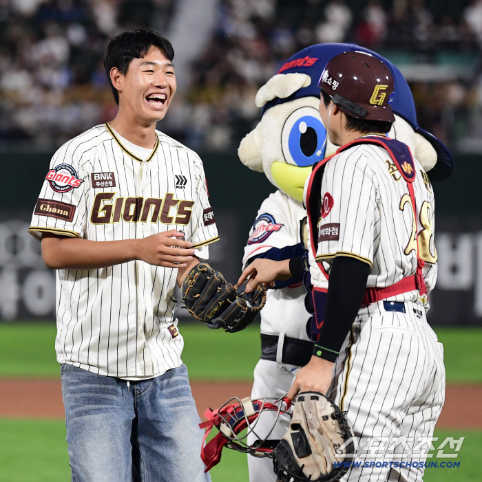 I'm a rookie at 1m93 and I'm already a giant in my heart and physical...I want to play with Ryu Hyun-jin, the former big leaguer's challenge  (Lotte Rookie Shin Dong-gun)
