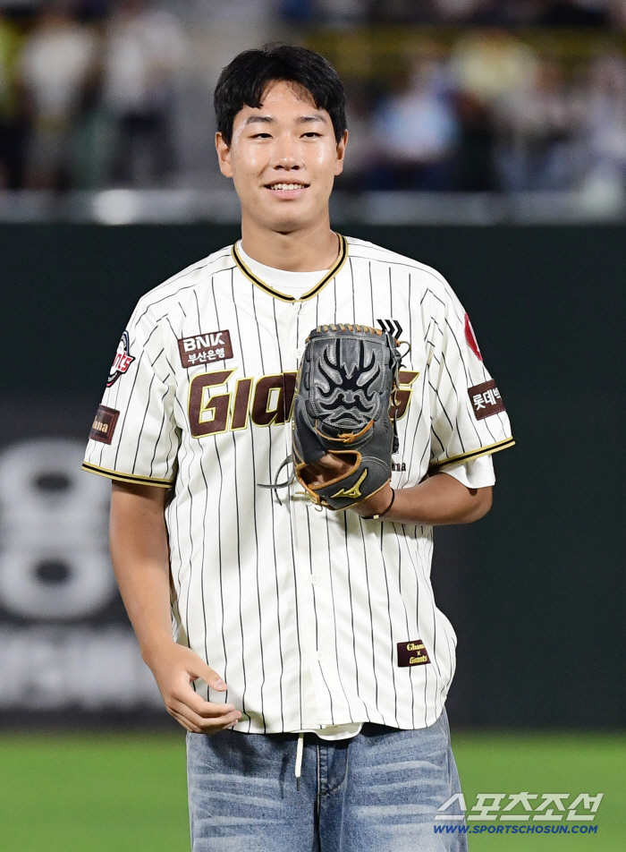 I'm a rookie at 1m93 and I'm already a giant in my heart and physical...I want to play with Ryu Hyun-jin, the former big leaguer's challenge  (Lotte Rookie Shin Dong-gun)