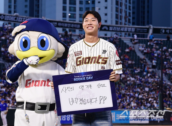 I'm a rookie at 1m93 and I'm already a giant in my heart and physical...I want to play with Ryu Hyun-jin, the former big leaguer's challenge  (Lotte Rookie Shin Dong-gun)
