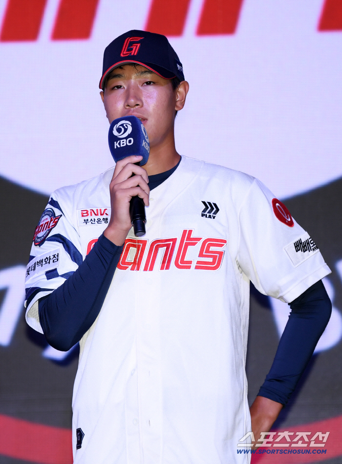 I'm a rookie at 1m93 and I'm already a giant in my heart and physical...I want to play with Ryu Hyun-jin, the former big leaguer's challenge  (Lotte Rookie Shin Dong-gun)
