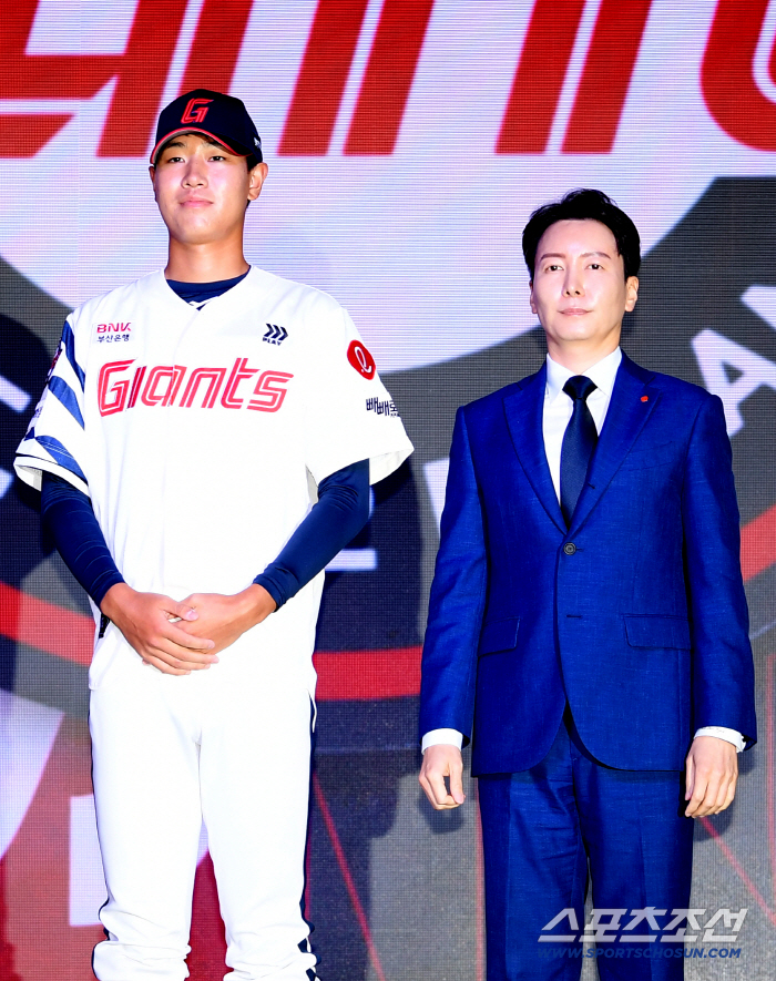 I'm a rookie at 1m93 and I'm already a giant in my heart and physical...I want to play with Ryu Hyun-jin, the former big leaguer's challenge  (Lotte Rookie Shin Dong-gun)
