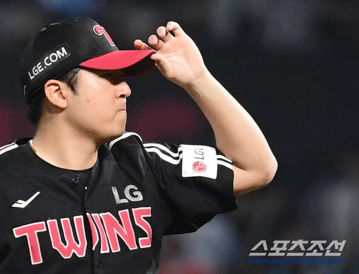 It was better than ERA 2.37 Tolhurst in the second half, but it turned out that he replaced Song Seung-ki with starting Son Joo-young's cold flesh today. Getting ready for the bullpen after being hit by an IV