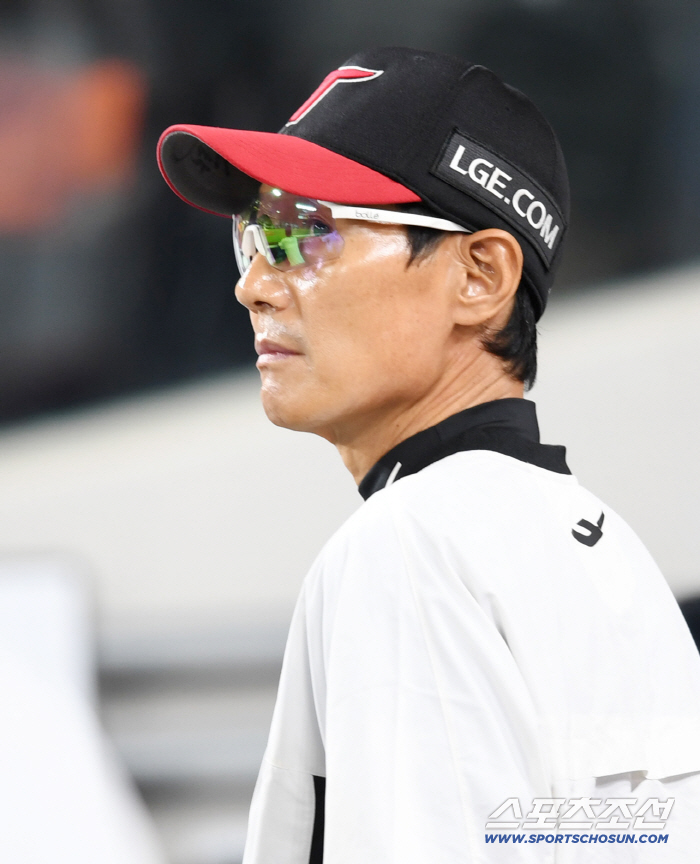 It was better than ERA 2.37 Tolhurst in the second half, but it turned out that he replaced Song Seung-ki with starting Son Joo-young's cold flesh today. Getting ready for the bullpen after being hit by an IV