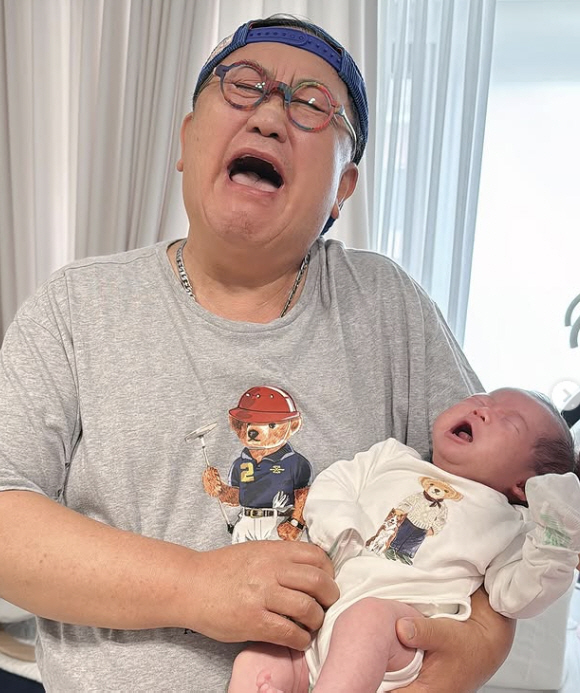 Lee Yongsik who fell in love with his 4-month-old granddaughter...You're all grown up now! Perfect! A tearful compliment