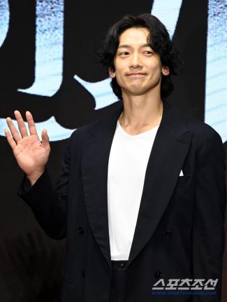 Rain Joins Charity Bazaar to Support Treatment for Children with Rare Diseases