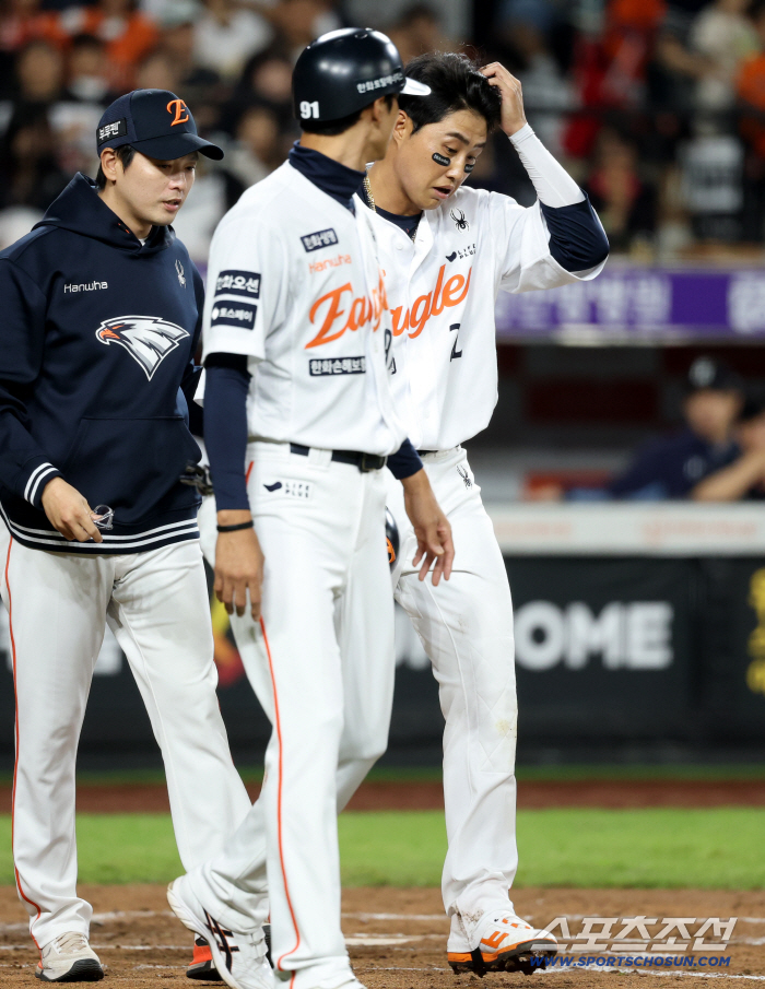  Chae Eun-sung, who was hit in the face by a ball that touched his shoulder, is fortunate that it wasn't an injury