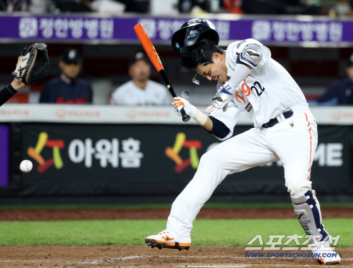  Chae Eunsung's shoulder-slapping pitch on his face