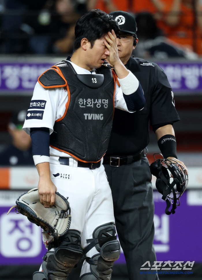  Choi Jae-hoon was reeling from the foul ball hitting his mask