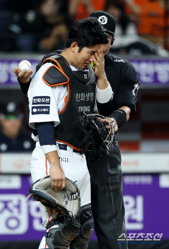  Choi Jae-hoon, who stumbled after being hit by a foul ball, touches the referee to hold him