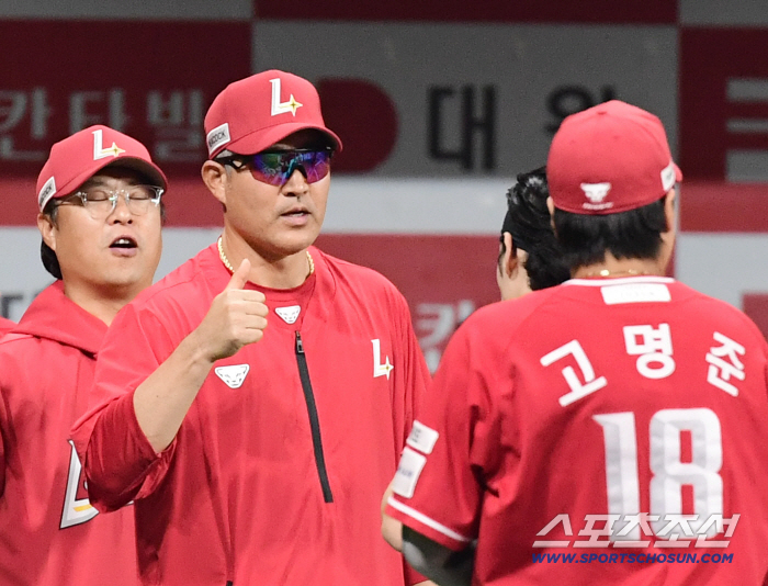  Director Lee Sung-yong's high-five with the winning players