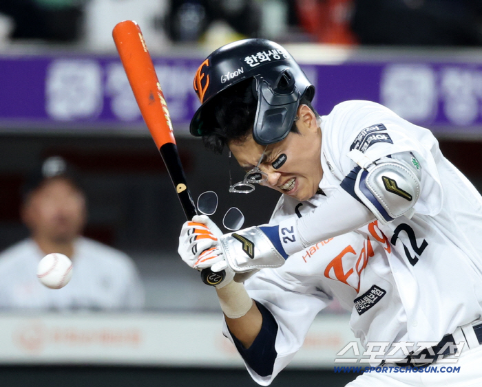  The dizzying moment Chae Eun-sung gets hit by Velazquez's pitching face