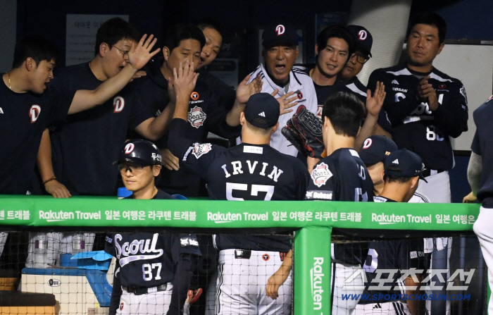  Doosan teammates welcome Colerbin