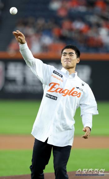  Hanwha Rookie Oh Jae-won throws the first pitch in Eagles uniform