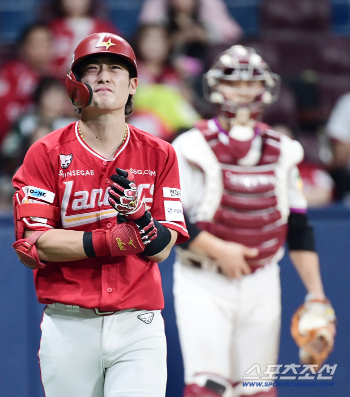  Jihoon Choi complained of pain after being hit on the wrist.