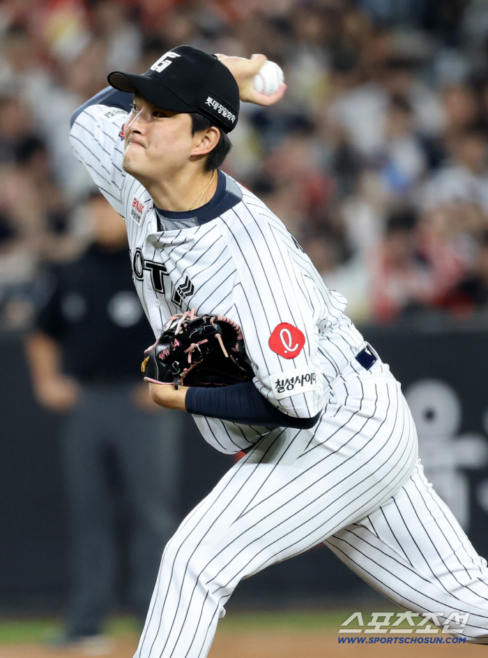  Kim Won-joong, who took the mound in the 9th inning, will block it
