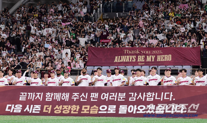  Kiwoom players taking photos with their fans