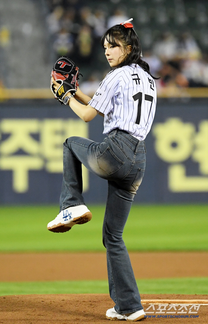  Kyubin's powerful first pitch towards catcher Mitt