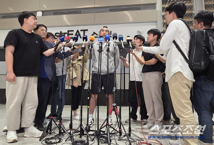  Lee Jung-hoo interview back home with many reporters gathered