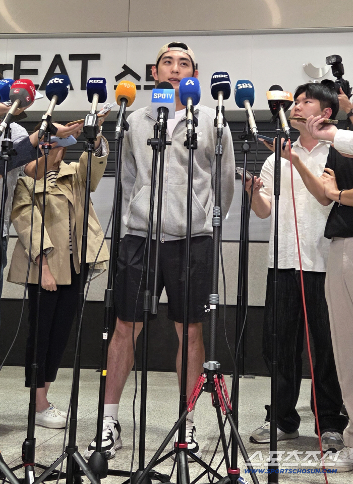  Lee Jung-hoo is interviewing back home